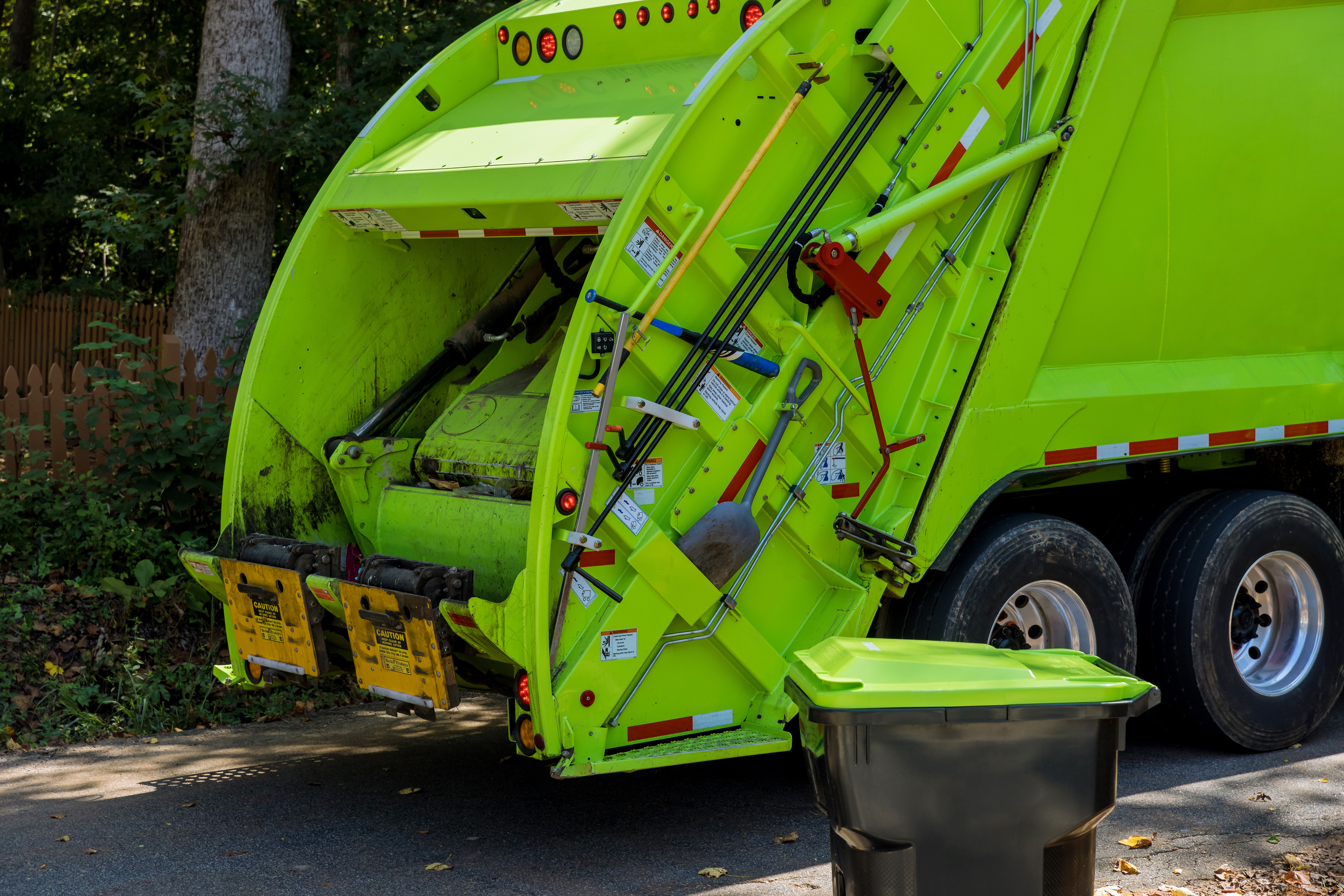 Truck for mixed domestic waste collection in residential areas